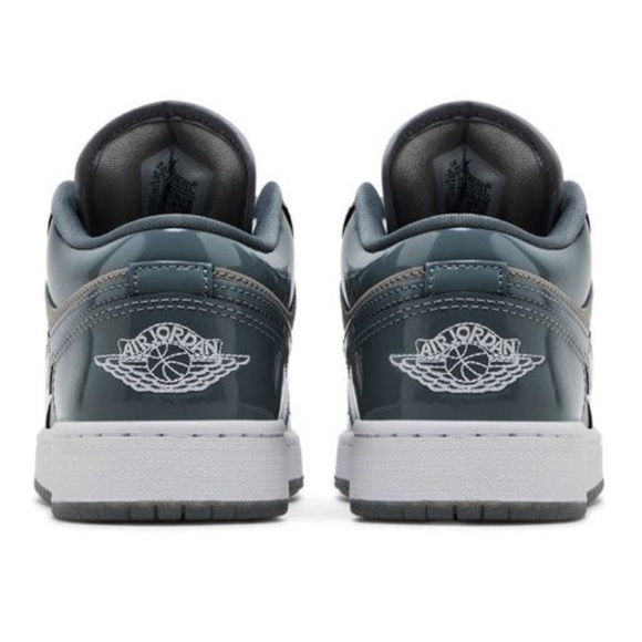 Jordan 1
Low
Patent grey 
Gs
Brand new - Picture 2 of 6